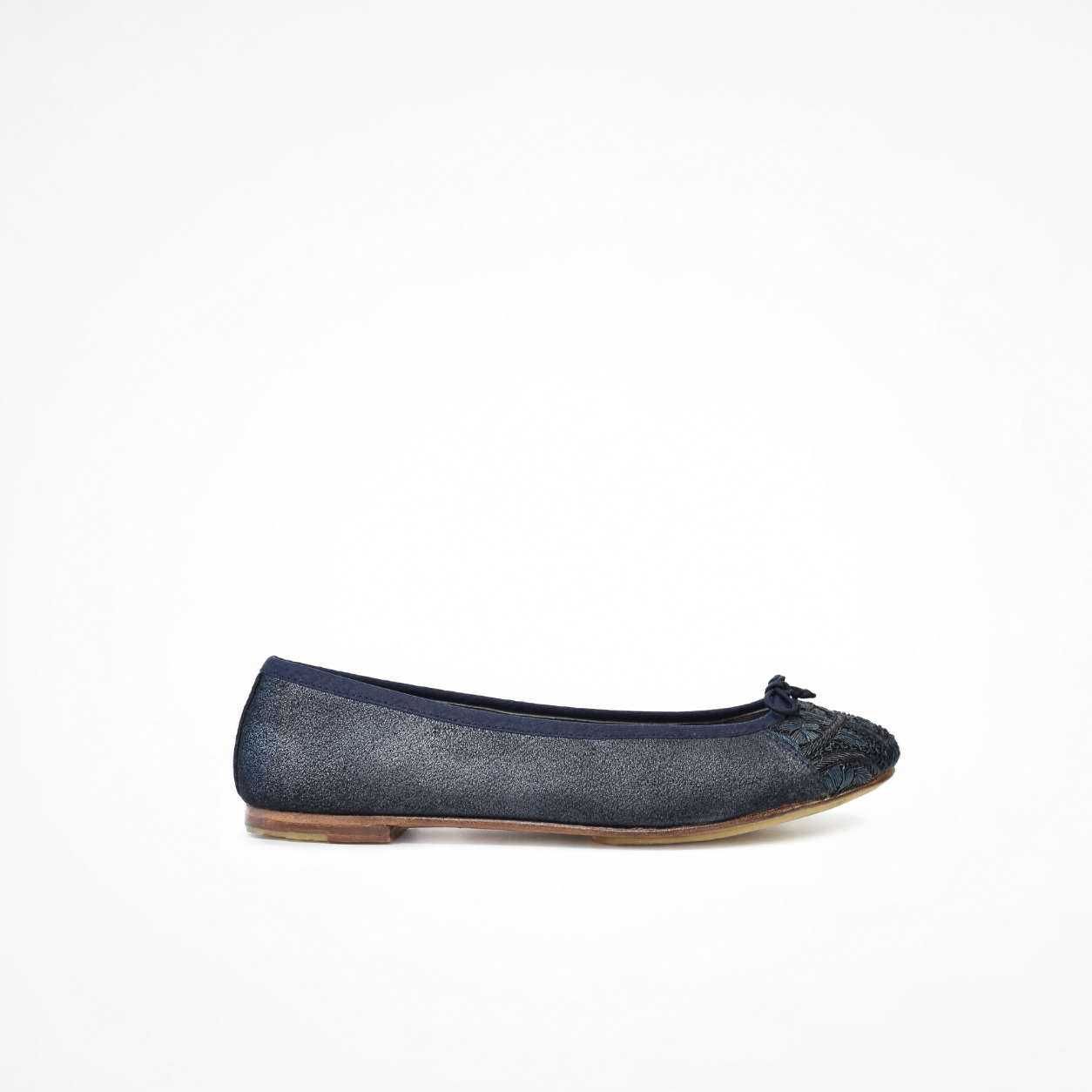 Bizi Ballet Classic flat in shiny black leather, side view with dark embroidered toe and blue trim