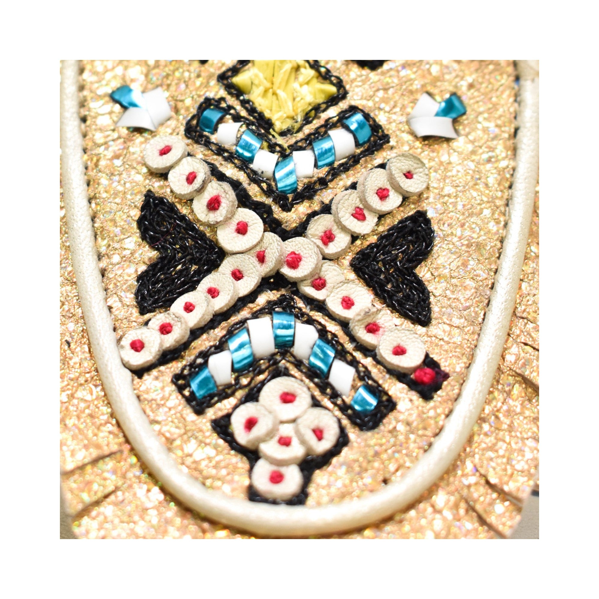APO GOLD HOPPER splash gold – close-up of APO front motif with silk-thread embroidery and leather appliqués