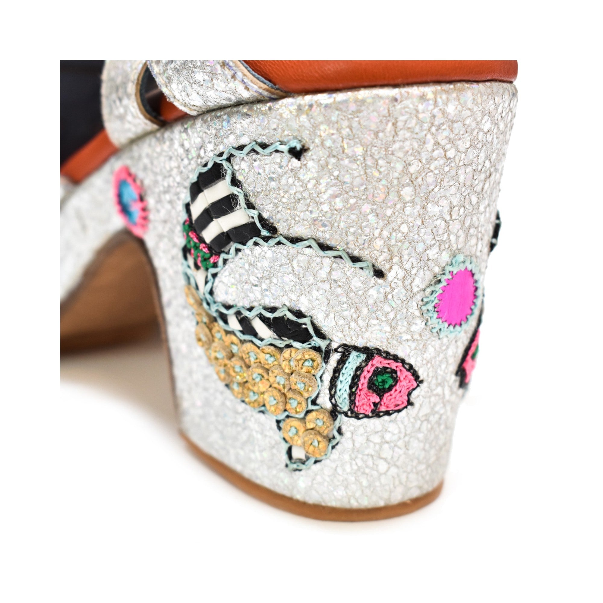 APO GOLD HOPPER splash silver – close-up of stylised fish embroidery on silver heel