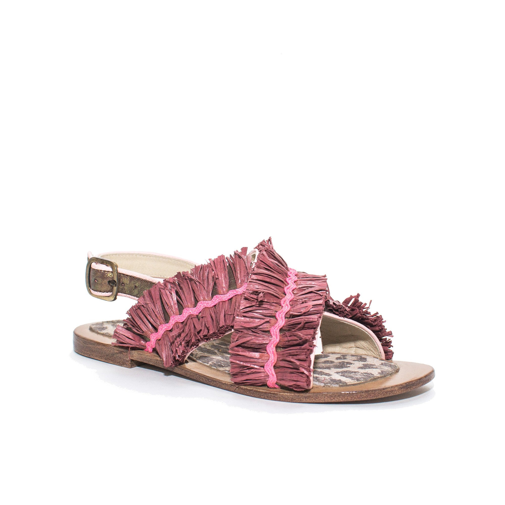 Sandale plate en cuir moka avec franges en raphia rose et semelle intérieure imprimée léopard.