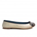 Meher KakaliaBallerine Meher Kakalia en cuir blanc avec broderie métallique à la pointe