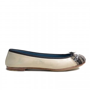 Ballerine Meher Kakalia en cuir blanc avec broderie métallique à la pointe