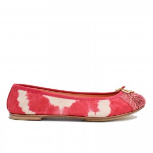 Ballerine artisanale rose en cuir tie-dye avec broderie dorée par Meher Kakalia