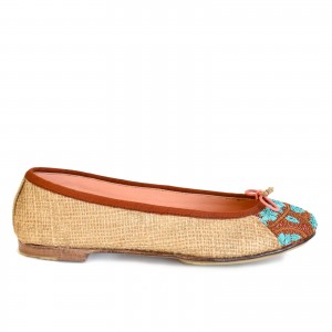 Ballerines brodées faites-main en jute naturel de Meher Kakalia, broderie bleue et brune, chaussures plates pour l'été