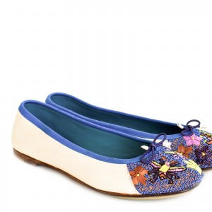 Ballerines brodées à la main avec des motifs d'abeilles et de fleurs, en cuir nappa blanc-bleu, élégantes et écologiques.