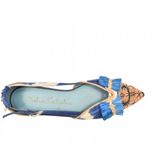 Ballerines Greta Slingback Meher Kakalia en cuir suédé tie-dye, brodées à la main avec des détails en raffia recyclé.