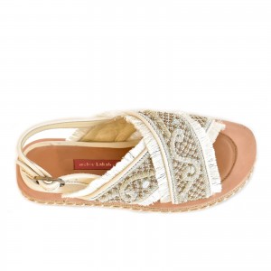 Sandales brodées faites à la main, parfaites pour une mariée ou une croisière d'été.