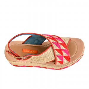 Sandales compensées en jute avec broderie géométrique rose et orange, vue de dessus et de côté.