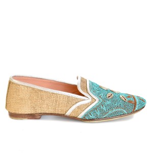 Jute moccasins by Meher Kakalia, with embroidered peacock toe and shells – light for travel, perfect as refined house slippers