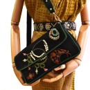 Meher KakaliaSac Jewel Clutch noir Meher Kakalia porté en bandoulière, broderies artisanales et détails perles