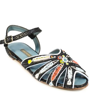 Elegant TAVIRA SANDAL magma black with fish embroidery and sustainable snake-effect leather – ideal for summer getaways.