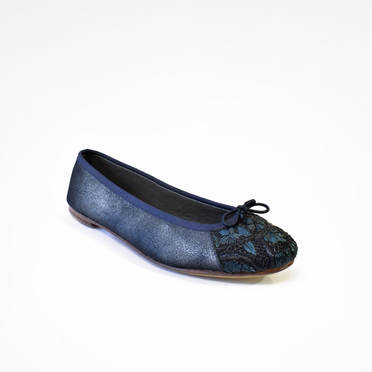 Bizi Ballet Classic flat in shiny black leather with dark blue embroidered toe panel and bow detail